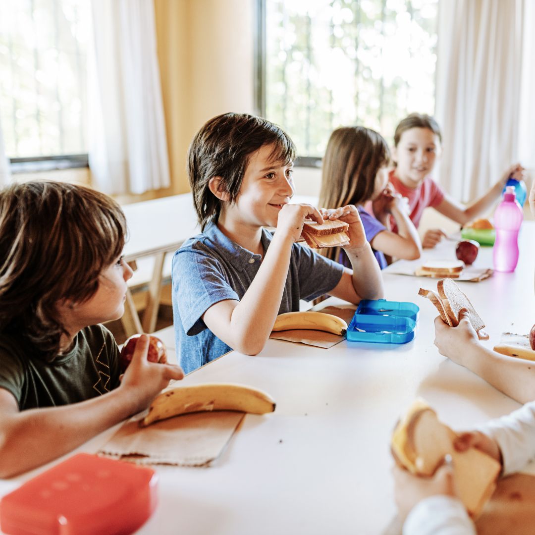 Kids socializing while eating lunch.